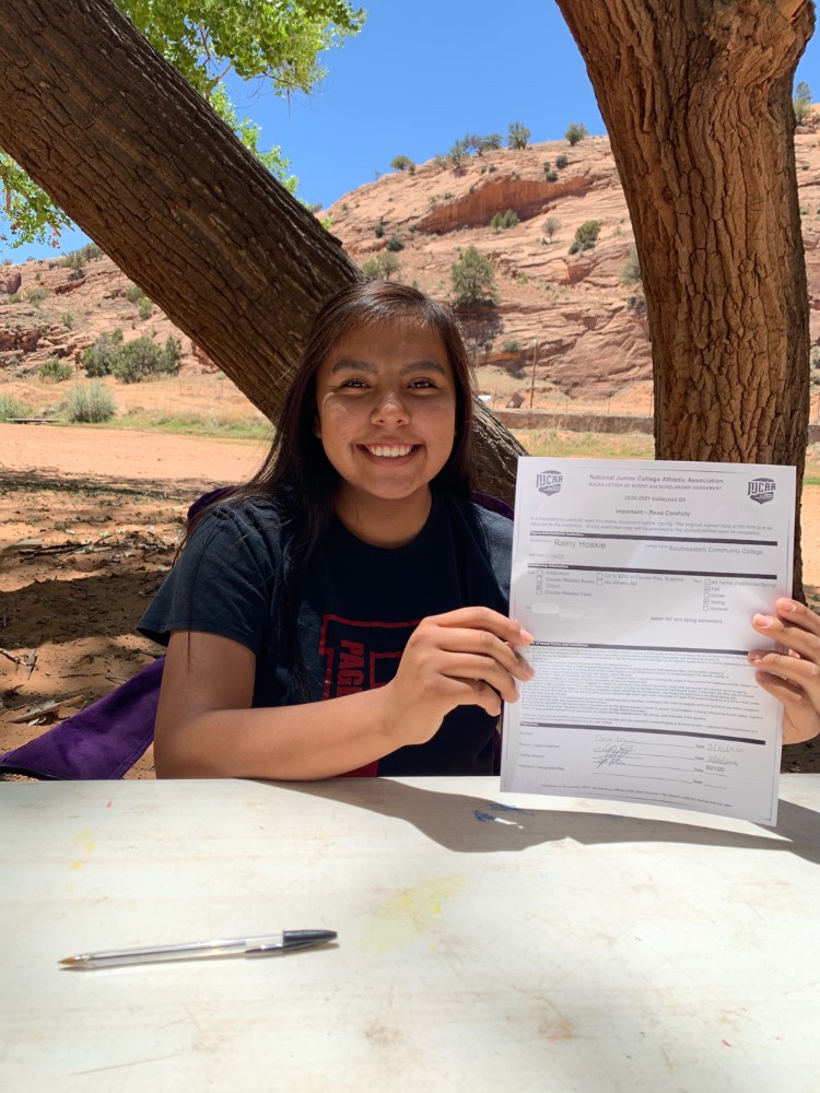Volleyball Signs Hoskie from Arizona